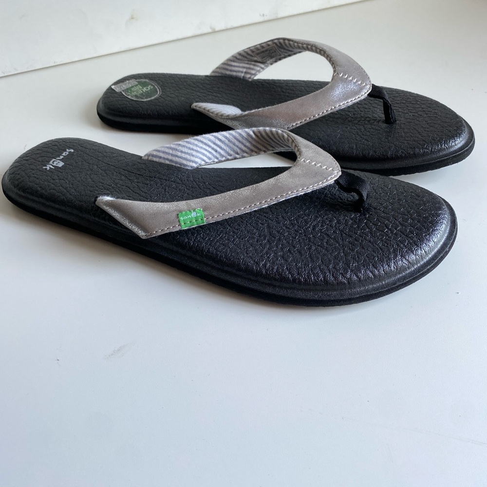 Sanuk Black Footbed Silver Strappy Flip Flops